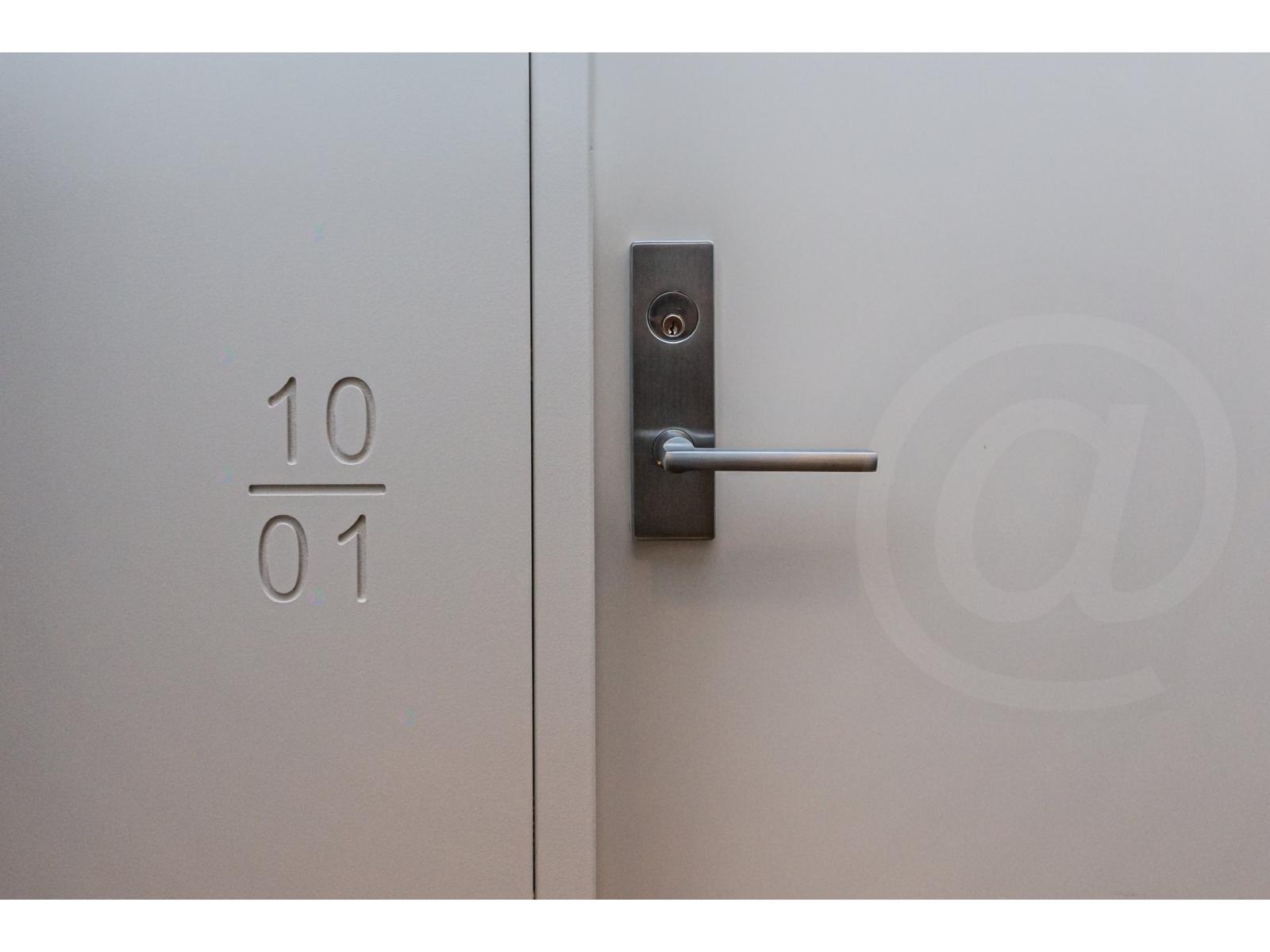 1288 Rue St-antoine O., #1001 Property Photo 2