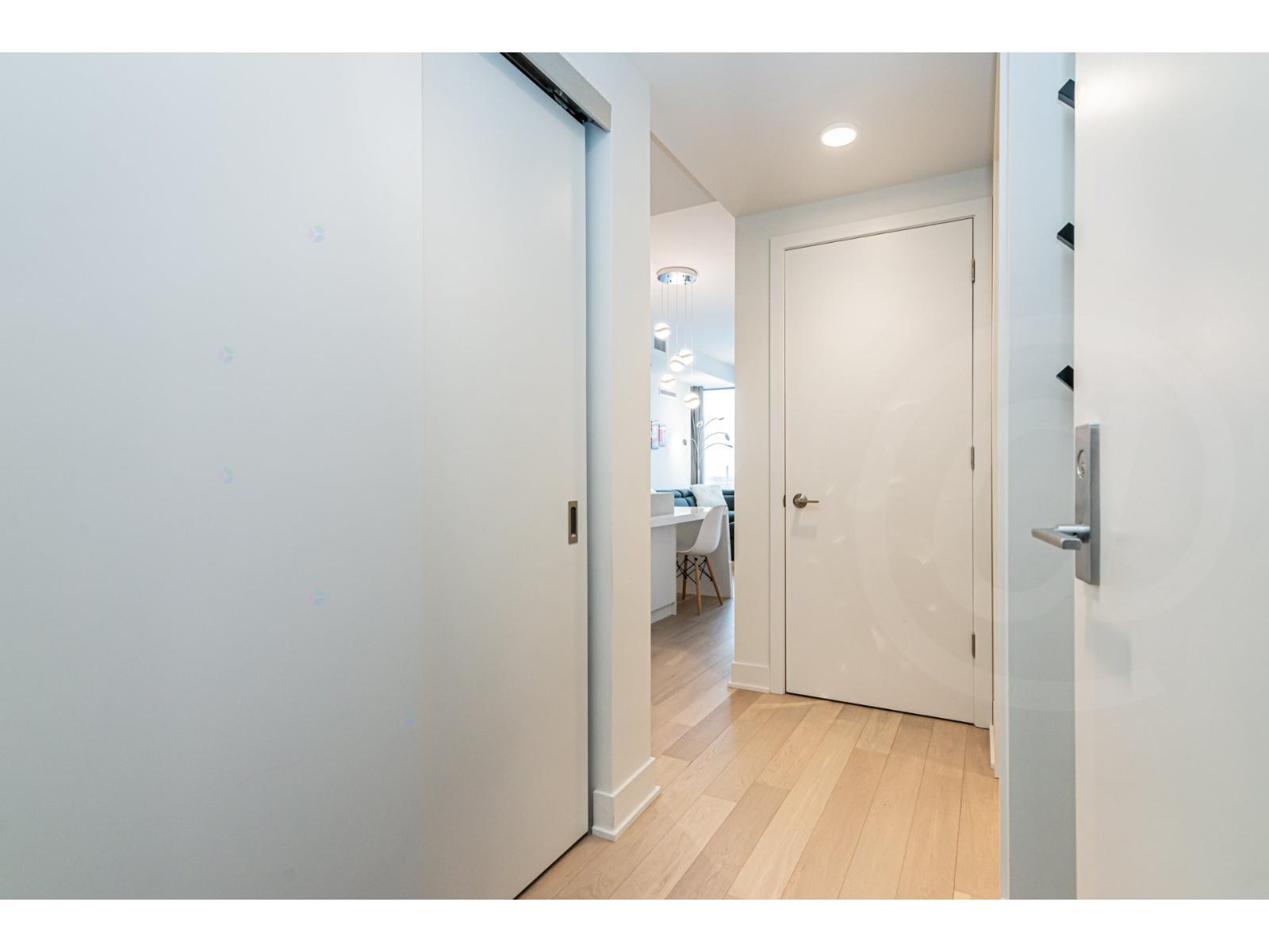 1288 Rue St-antoine O., #1001 Property Photo 3