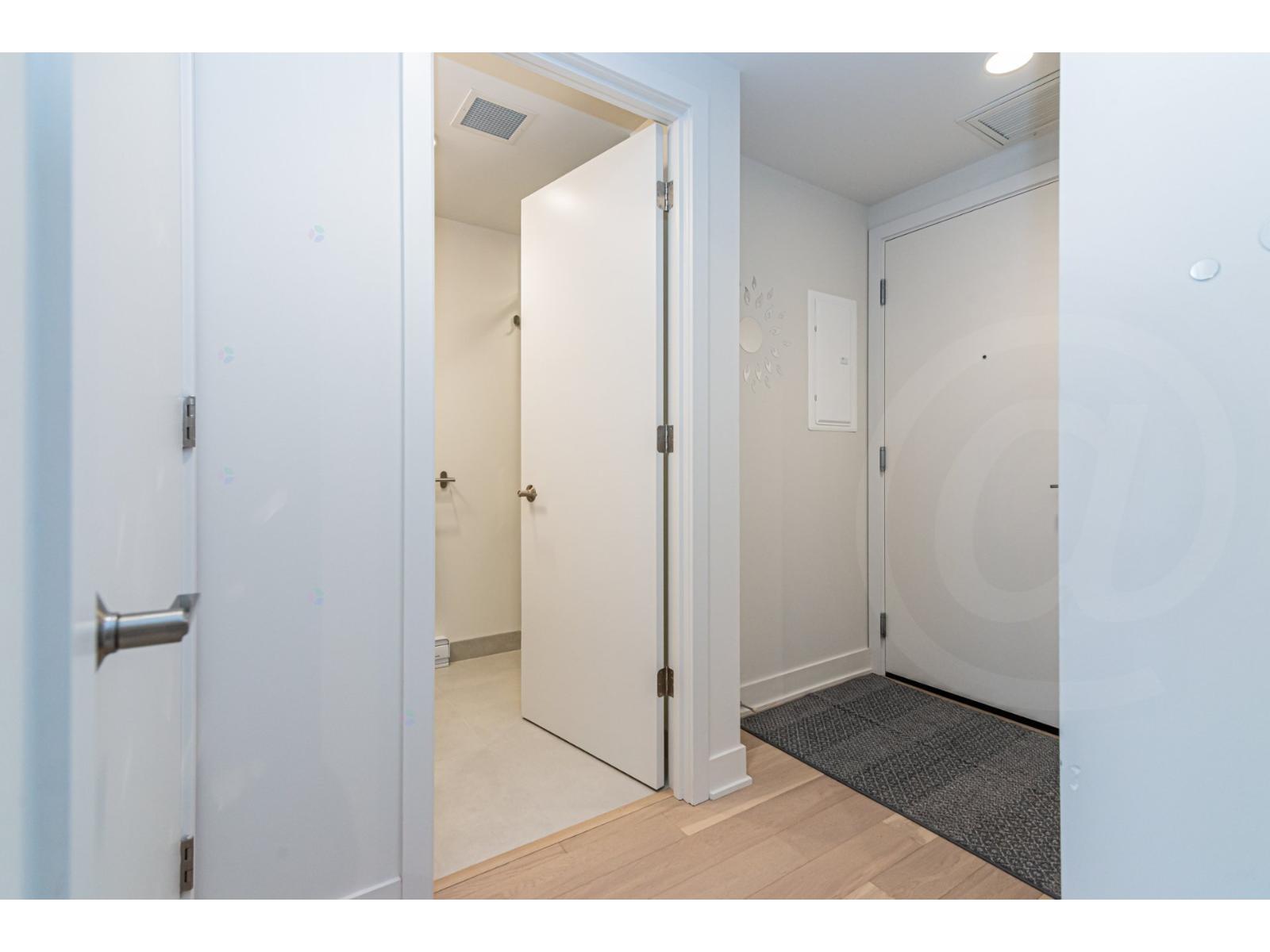 1288 Rue St-antoine O., #1001 Property Photo 4