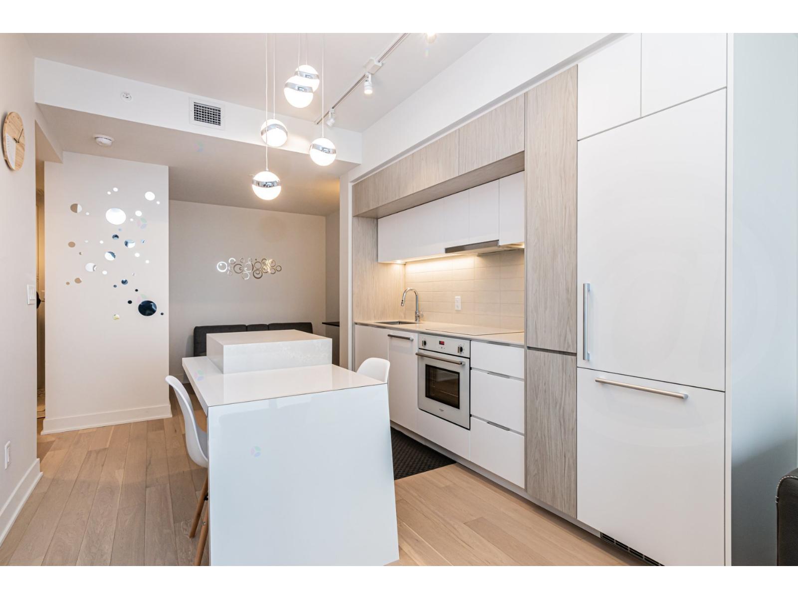 1288 Rue St-antoine O., #1001 Property Photo 9