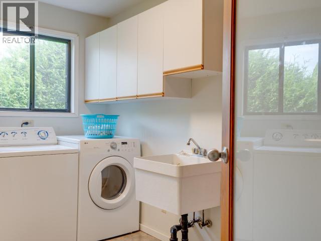 6060 Lois Street Property Photo 12