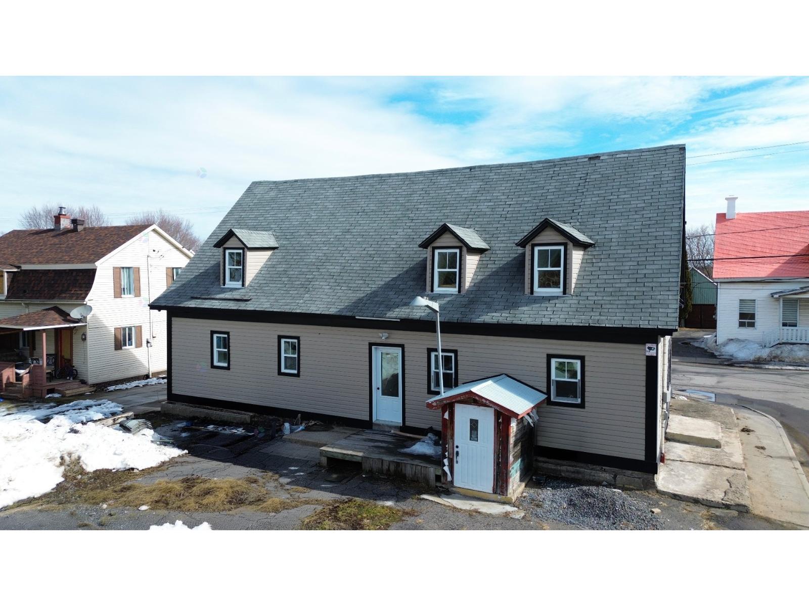150-154 Rue Bonsecours Property Photo 1