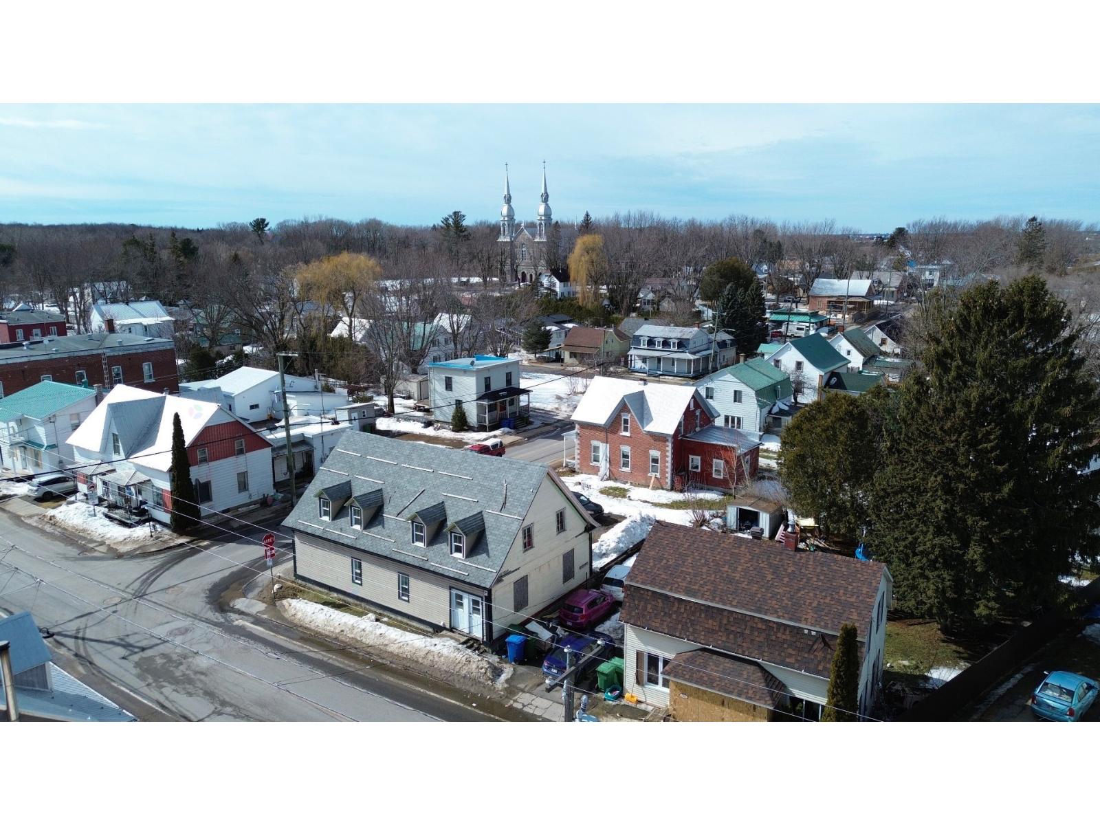 150-154 Rue Bonsecours Property Photo 4