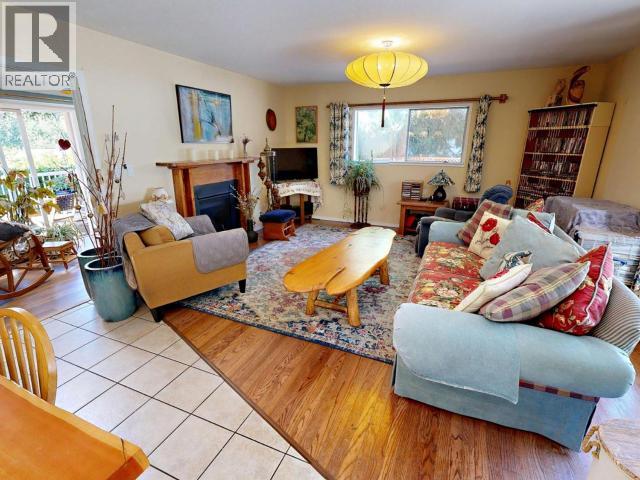 5836 Mowat Ave Property Photo 6
