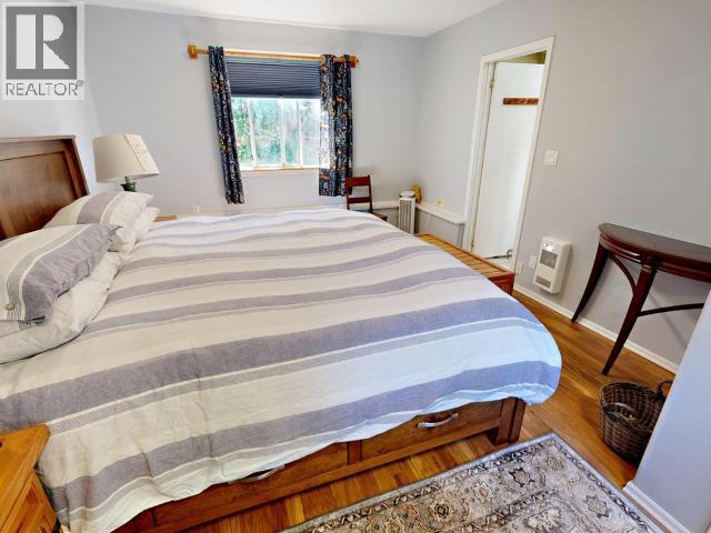 5836 Mowat Ave Property Photo 20