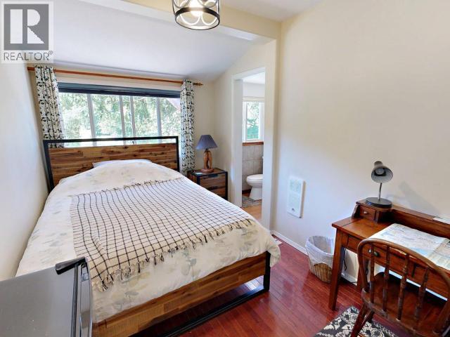 5836 Mowat Ave Property Photo 21
