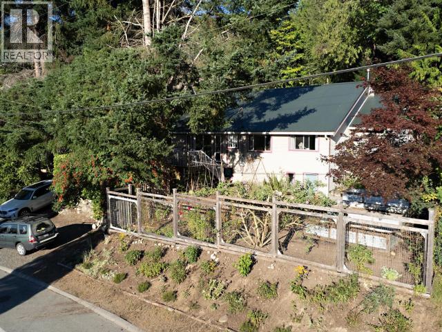 5836 Mowat Ave Property Photo 42