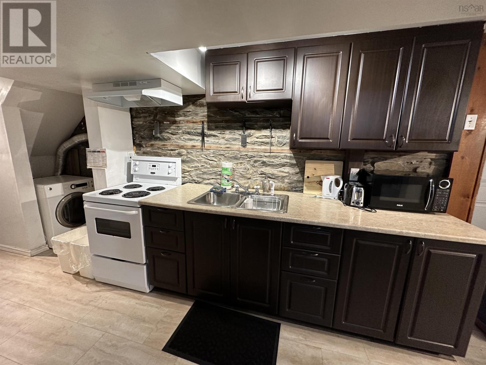1465 Carlton Street Property Photo 3