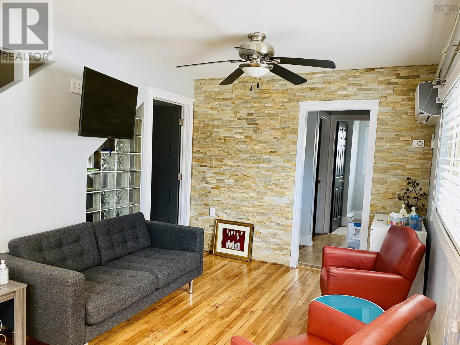 170 Ochterloney Street Property Photo 3
