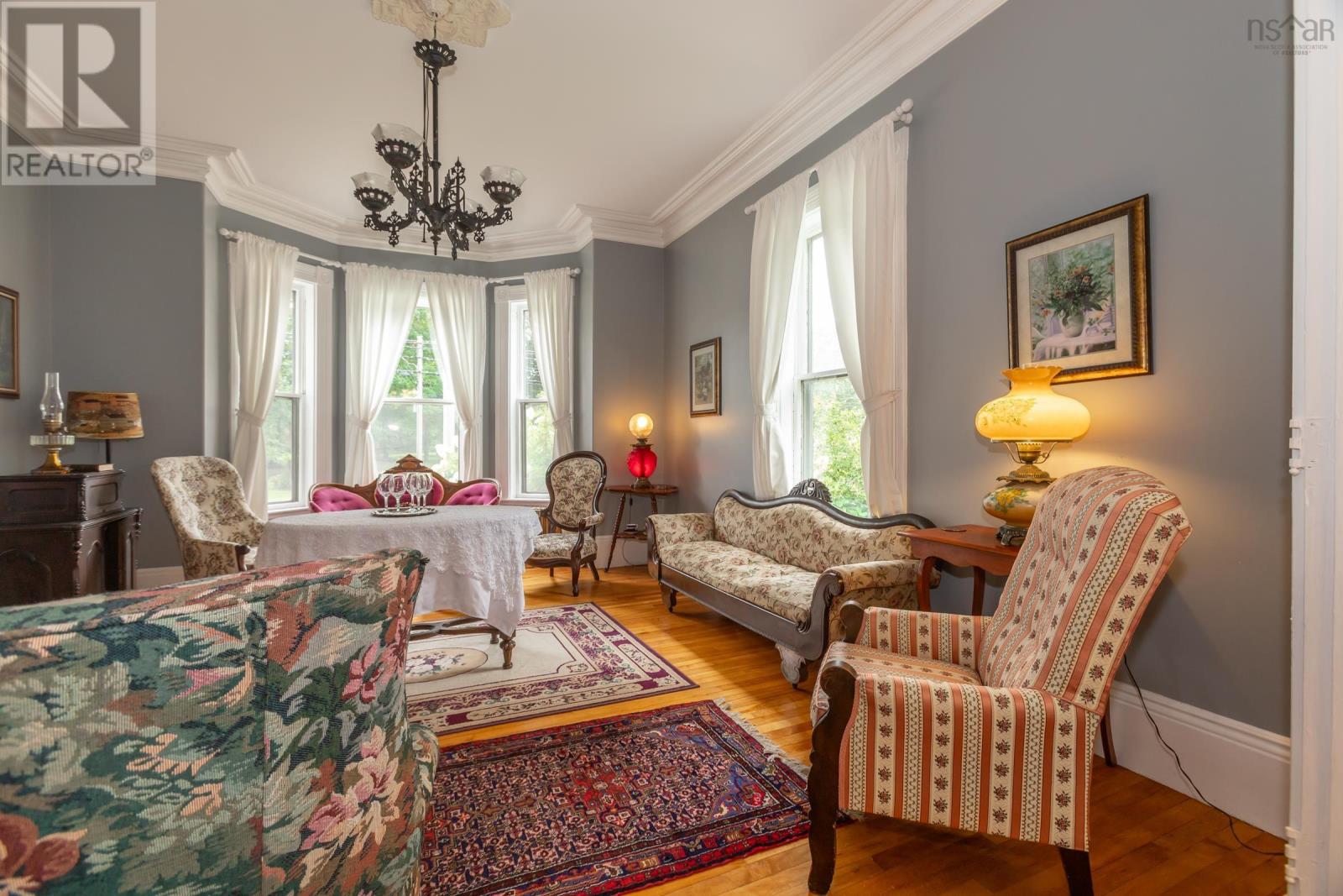 548 St. George Street Property Photo 14