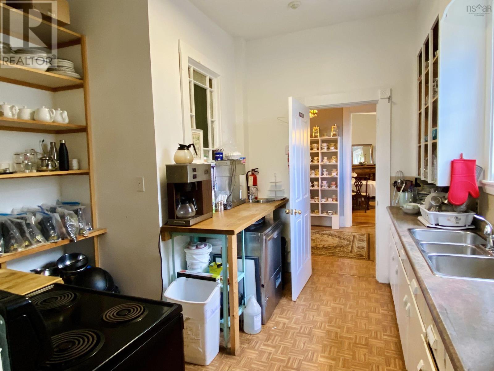 548 St. George Street Property Photo 37