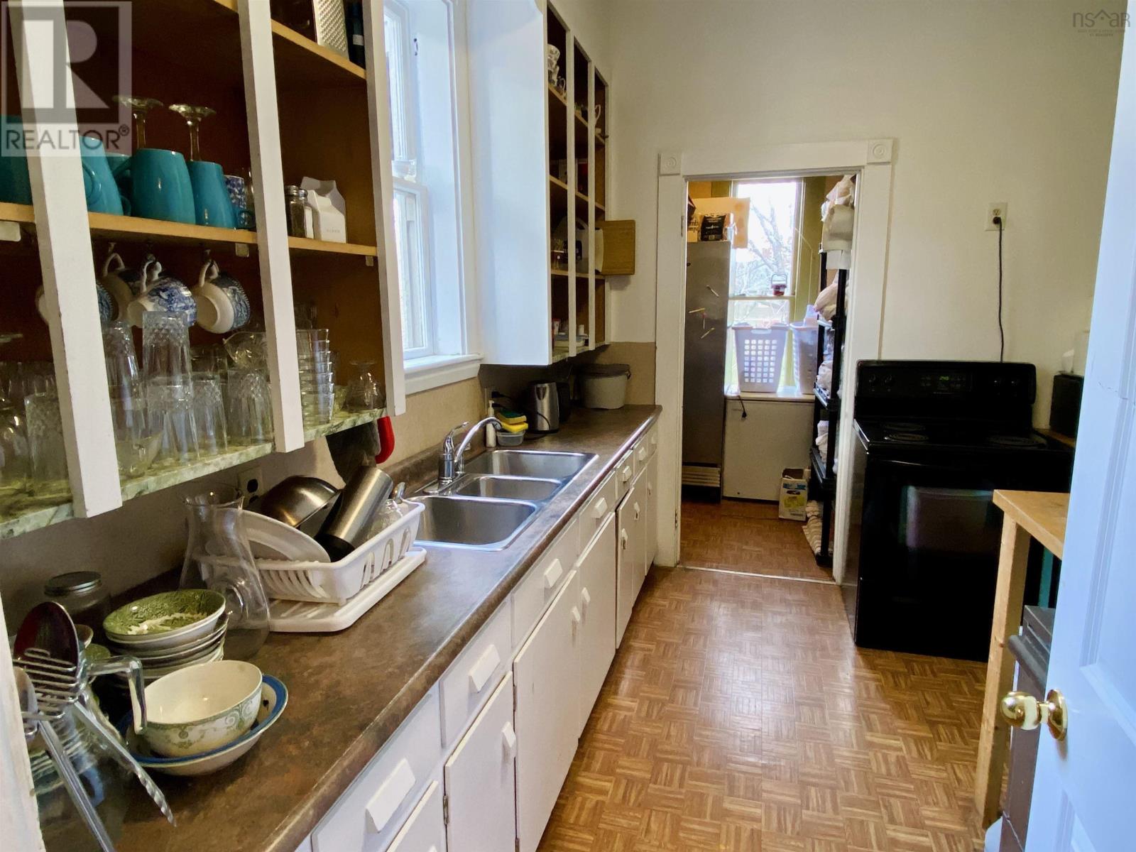 548 St. George Street Property Photo 38