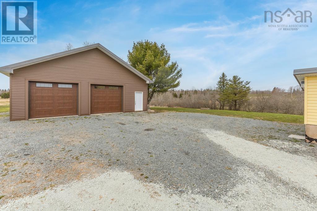 19384 Highway 2 Property Photo 6
