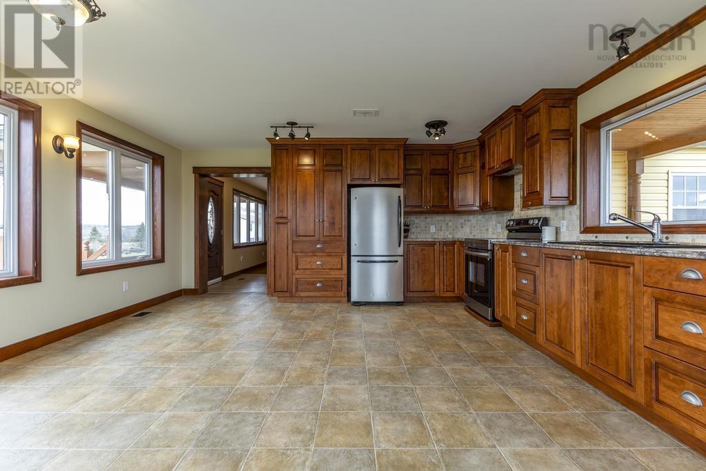 19384 Highway 2 Property Photo 11