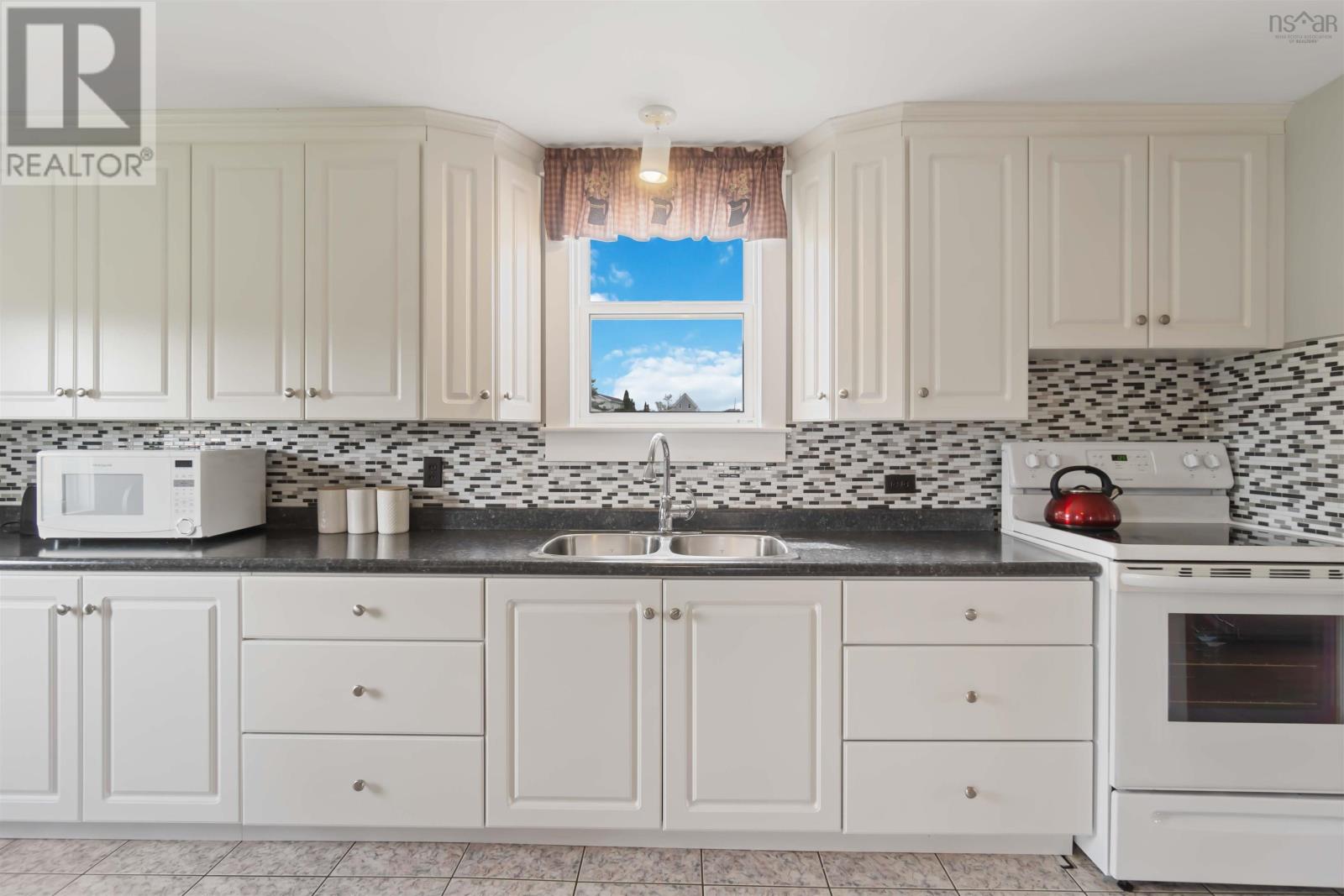6228 Highway 101 Property Photo 11