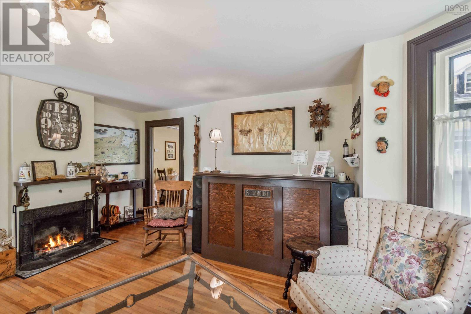 9757 Main Street Property Photo 15