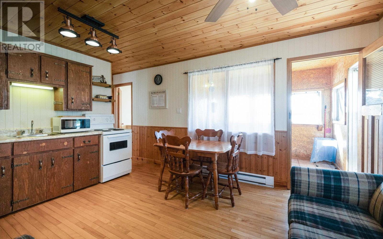 #7 Deroma Cottages Property Photo 11