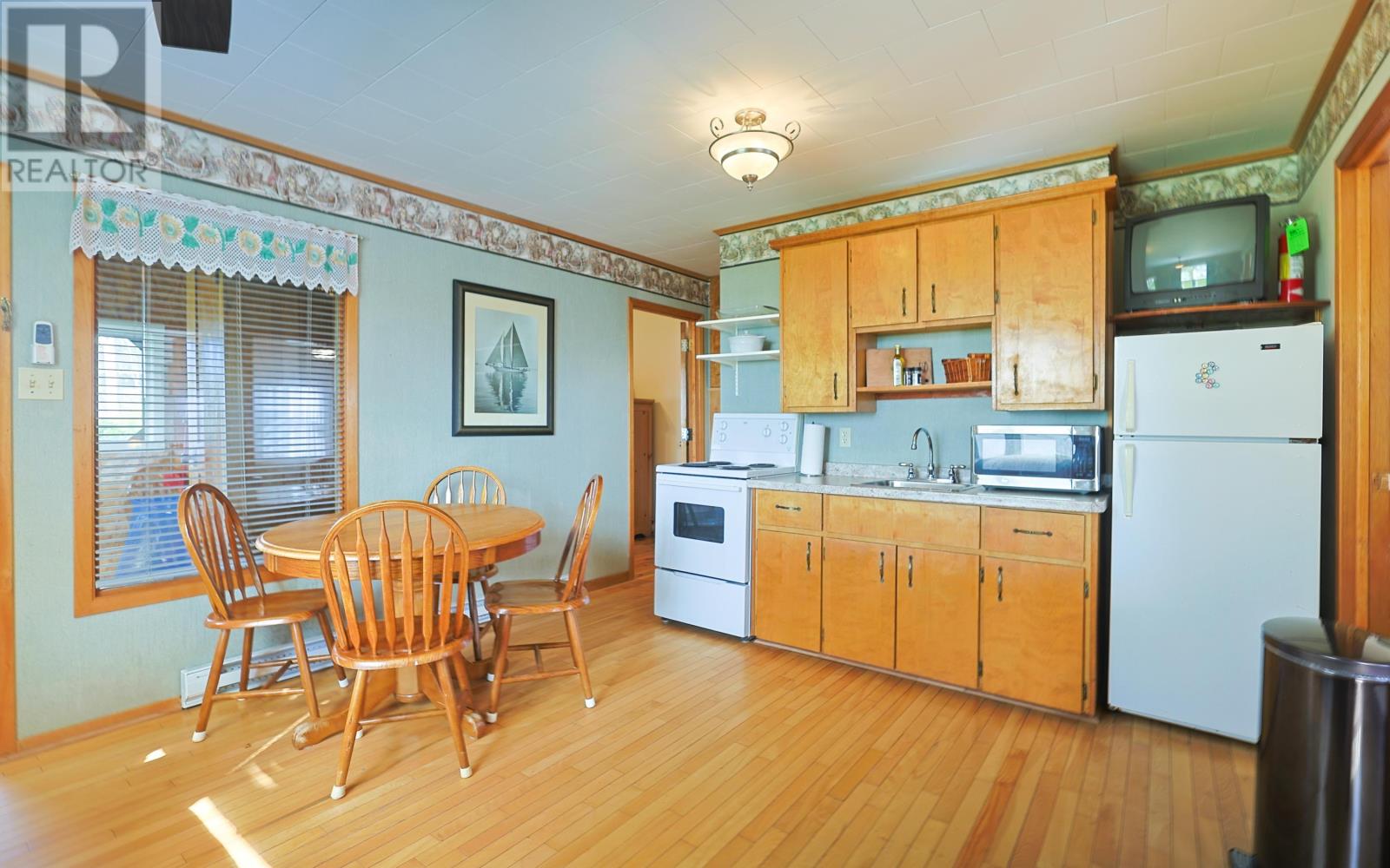 #7 Deroma Cottages Property Photo 20