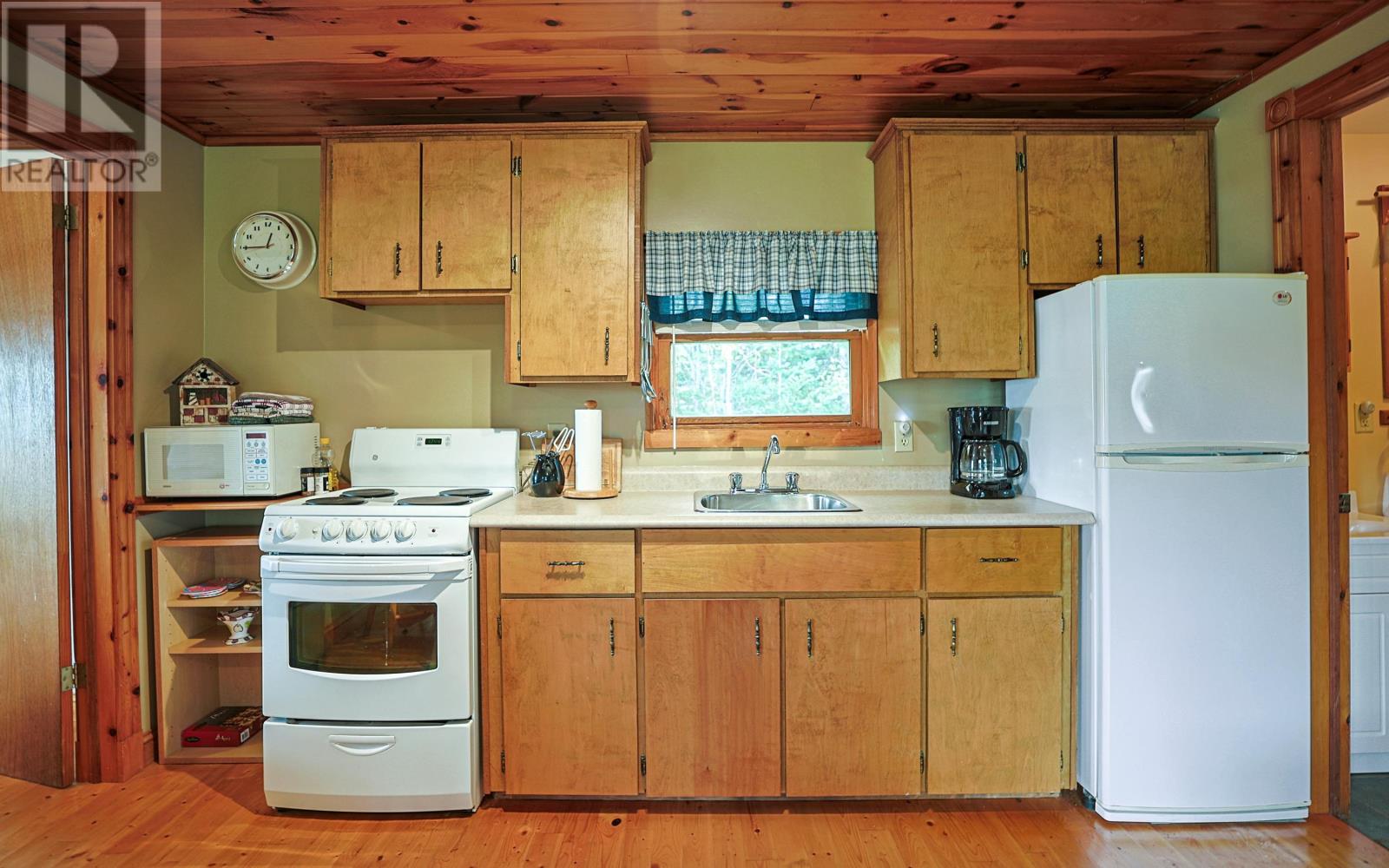 #7 Deroma Cottages Property Photo 34