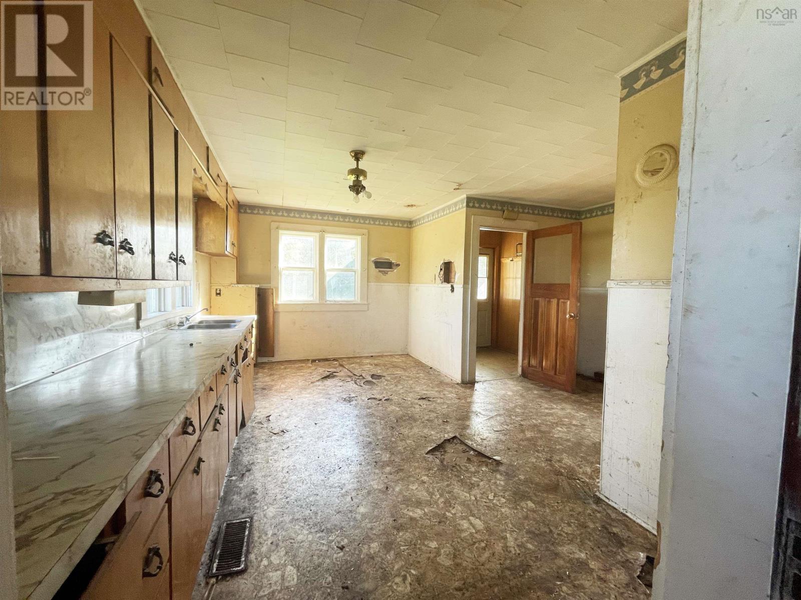 245 Station Street Property Photo 6