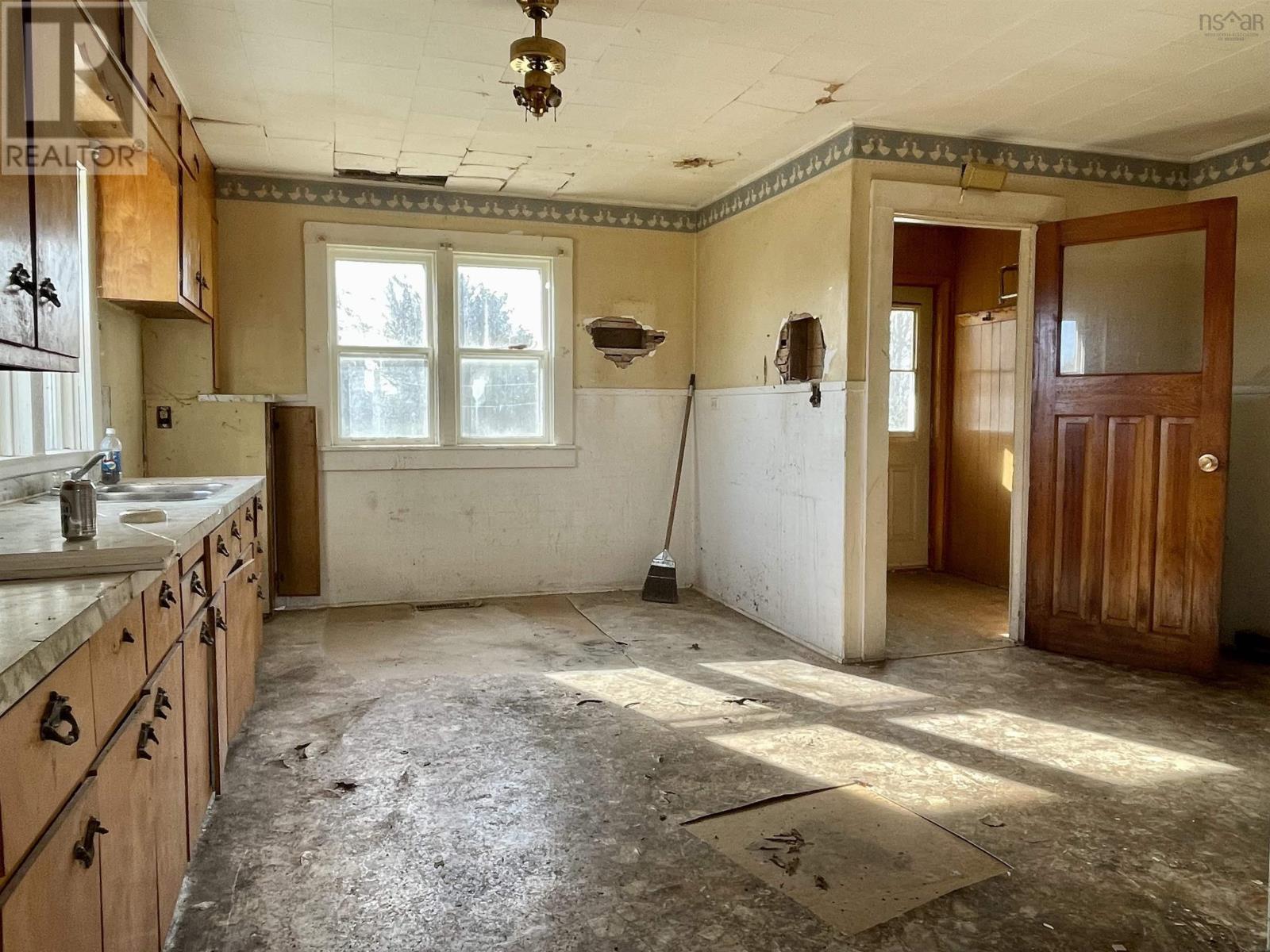 245 Station Street Property Photo 7
