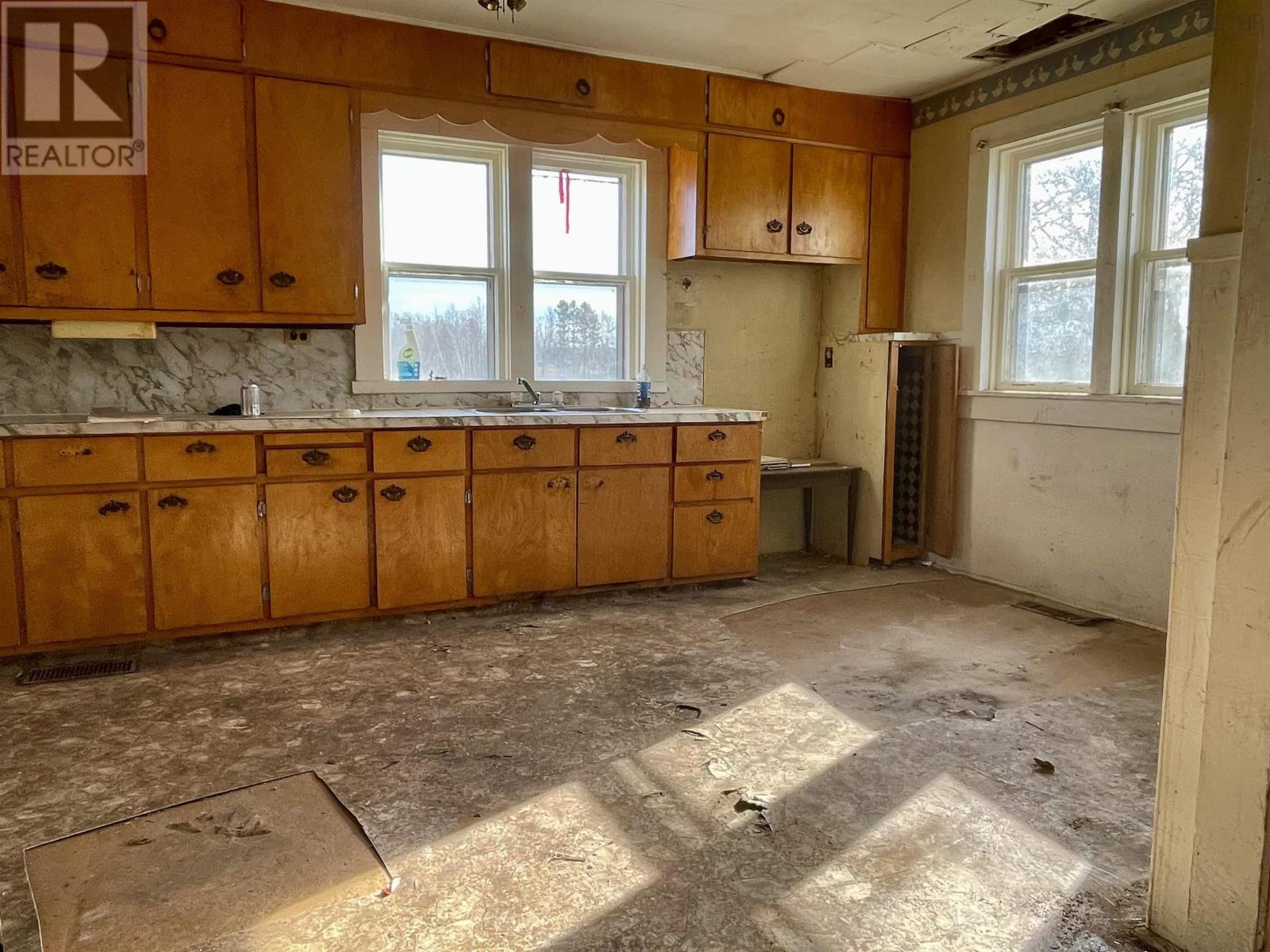 245 Station Street Property Photo 8