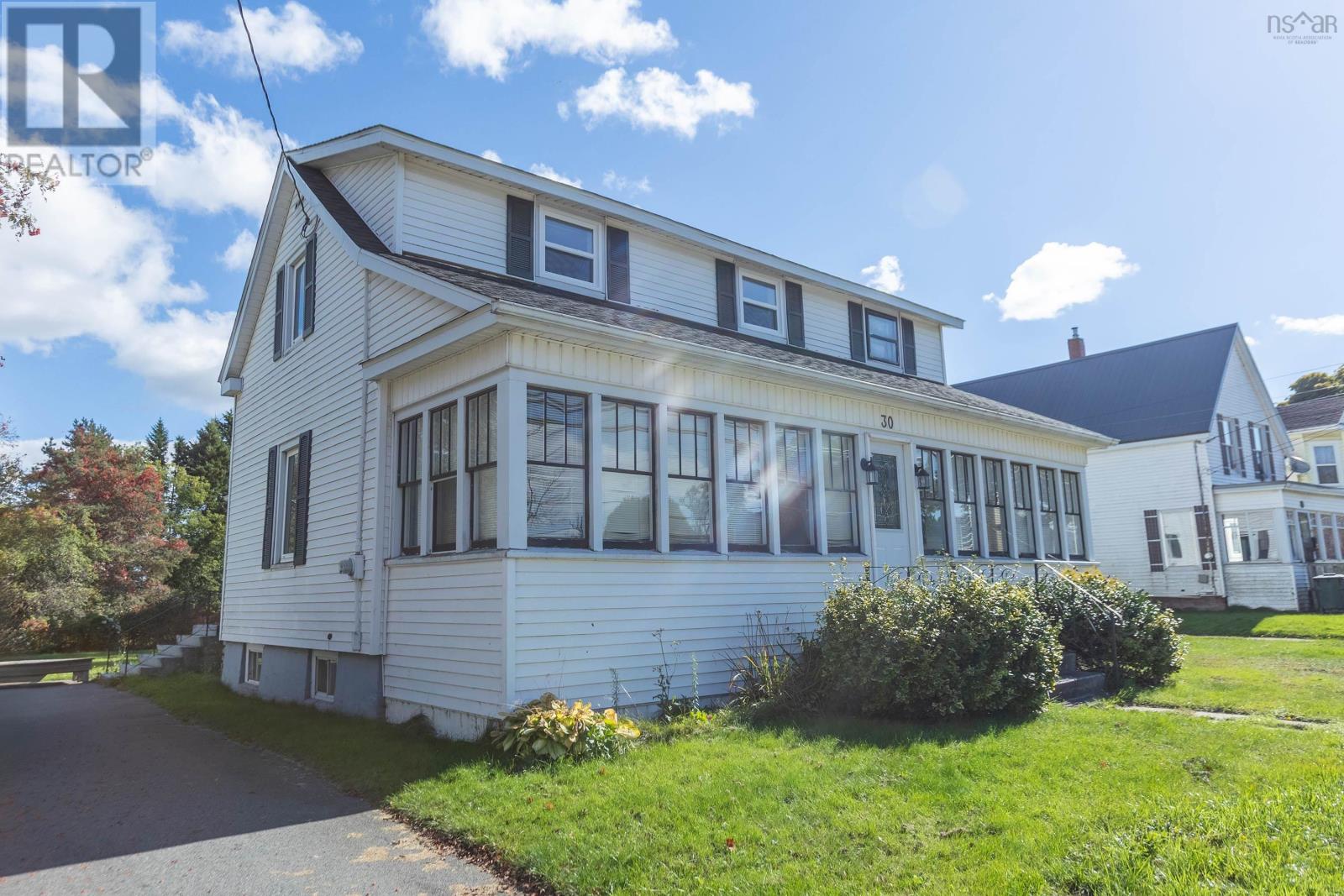 30 Victoria Street W Property Photo