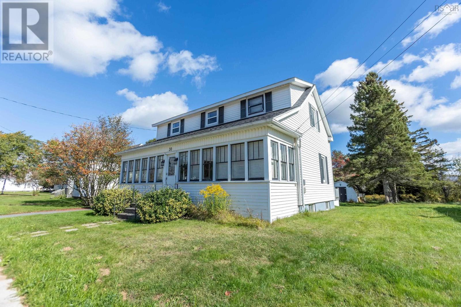 30 Victoria Street W Property Photo 2