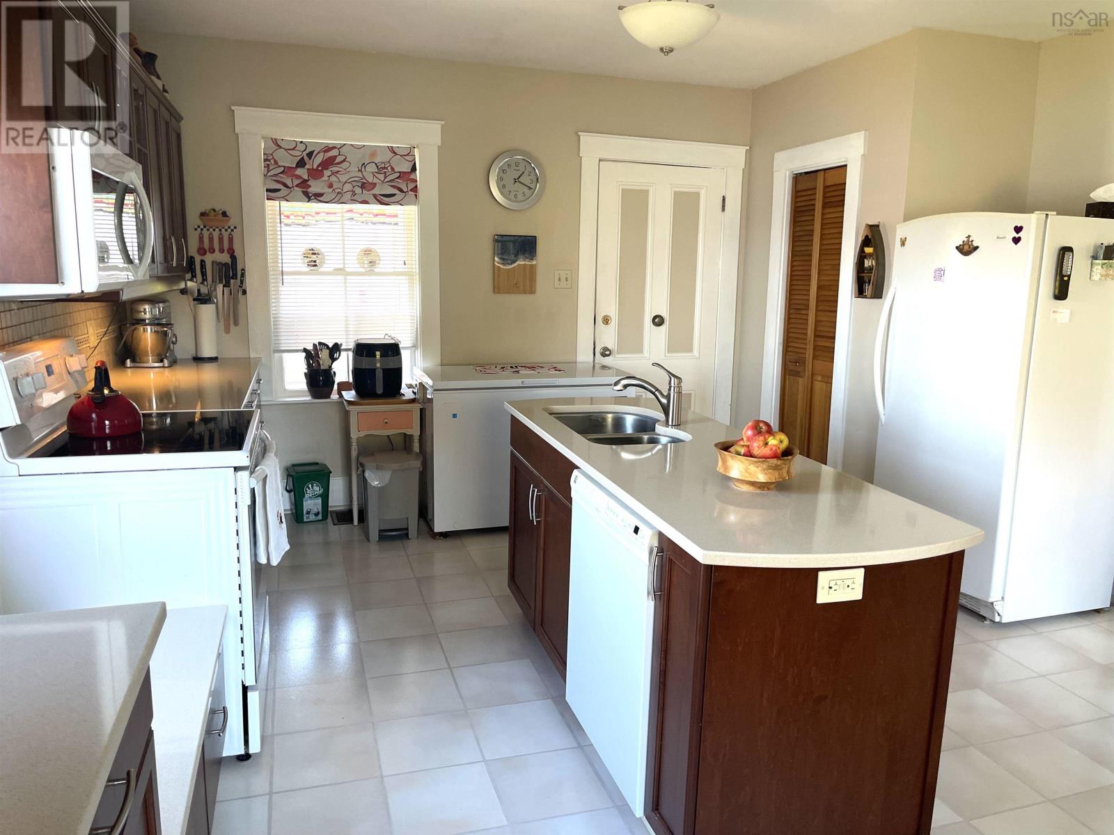 1729 Highway 6 Property Photo 12