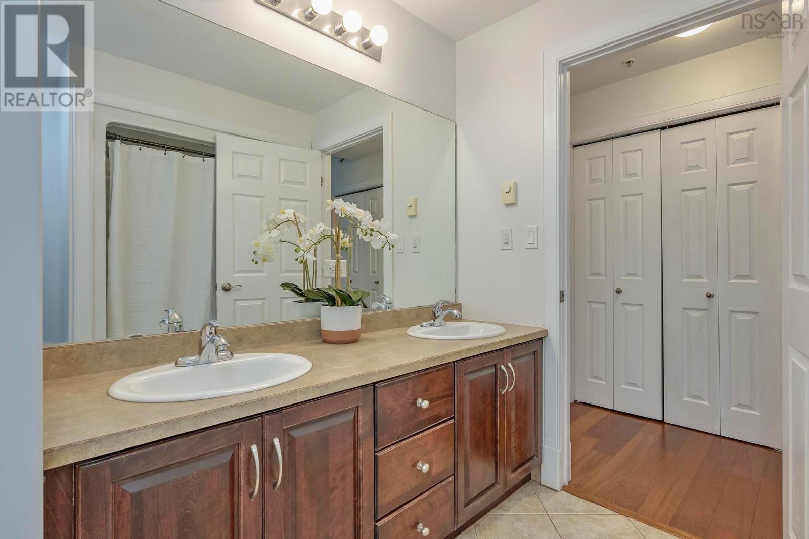 203 3051 Isleville Street Property Photo 18