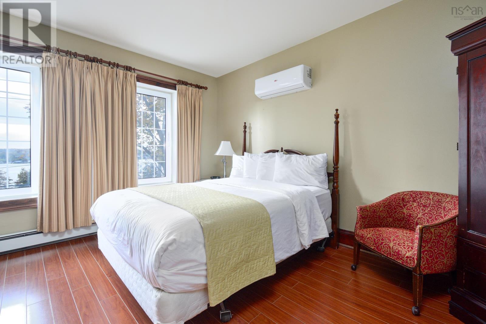 10 Pitt Street Property Photo 40