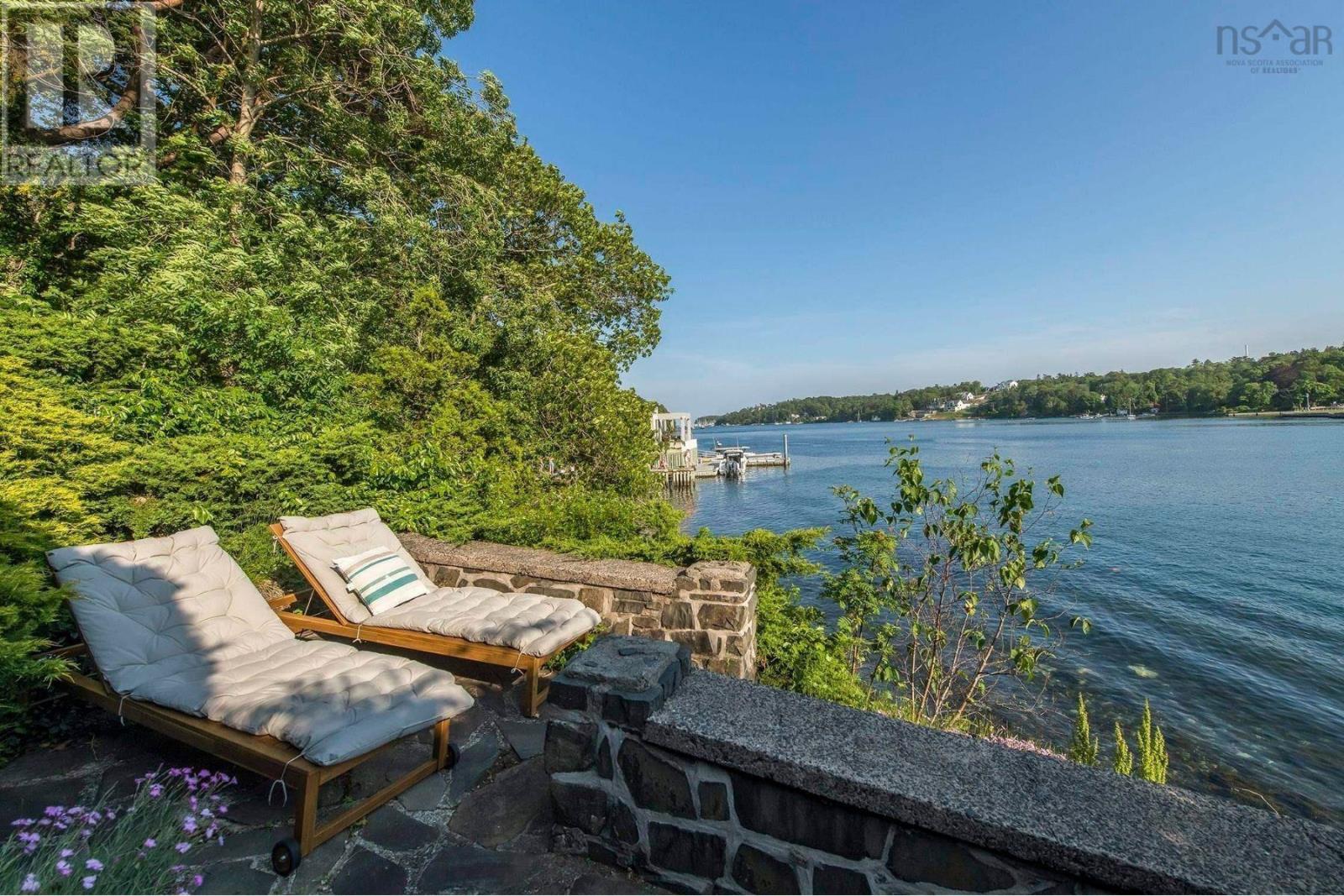 1126 Rockcliffe Street Property Photo 3