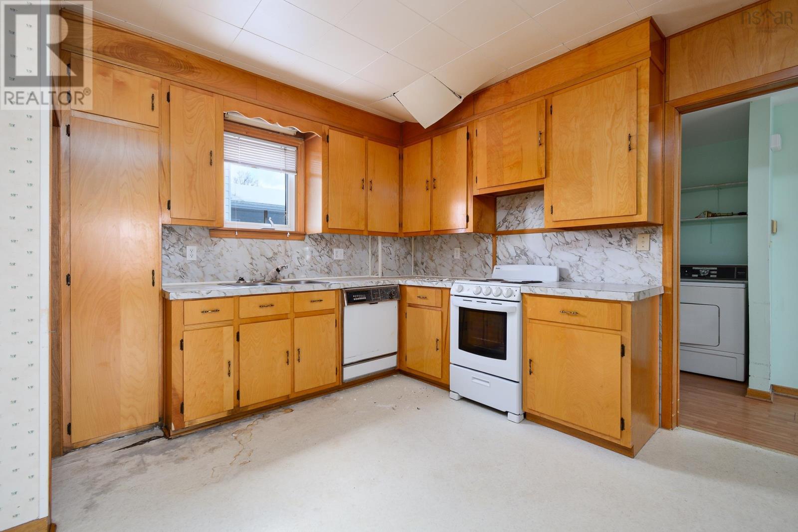 276 Columbia Street Property Photo 9