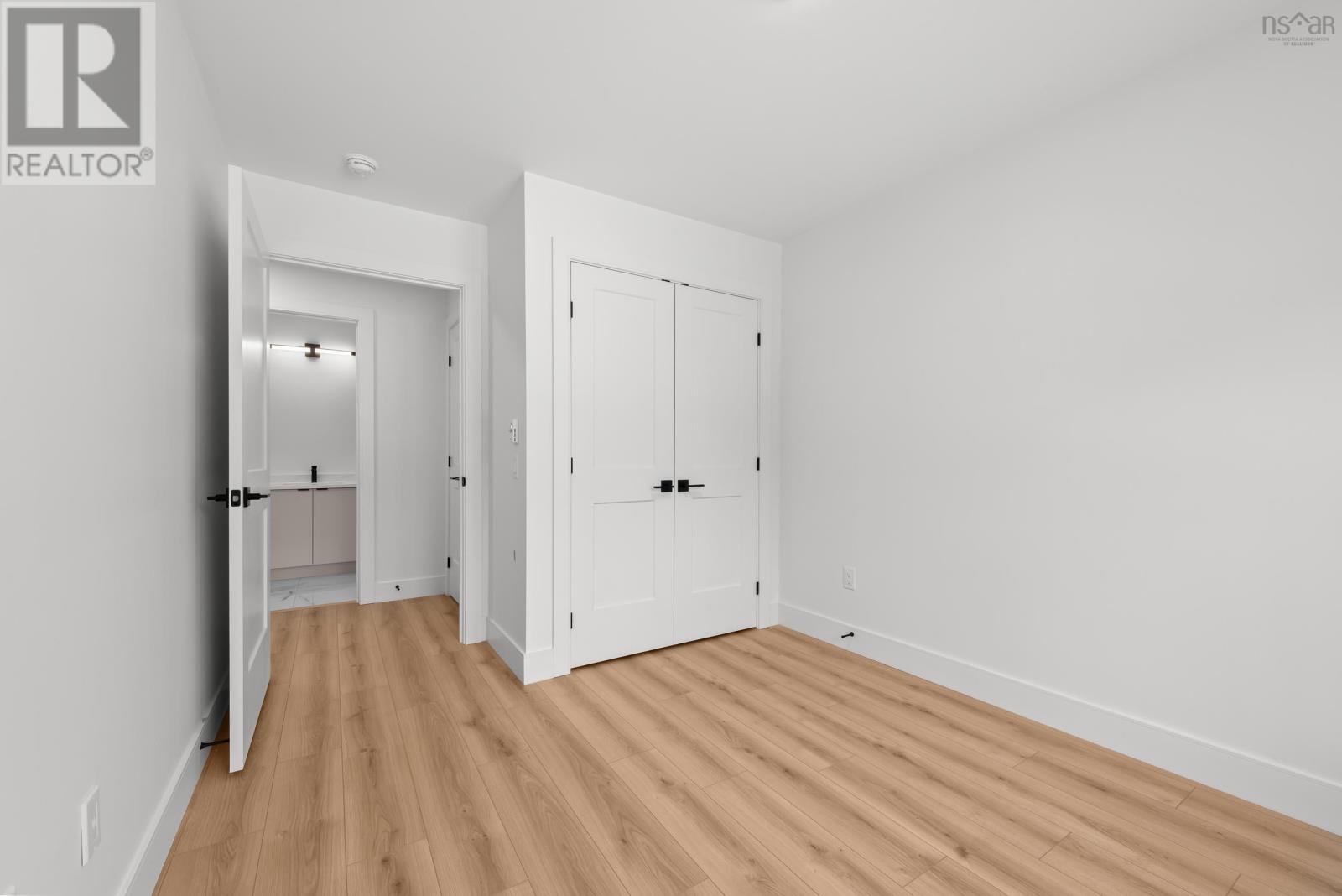 130 Colonial Crescent Property Photo 21