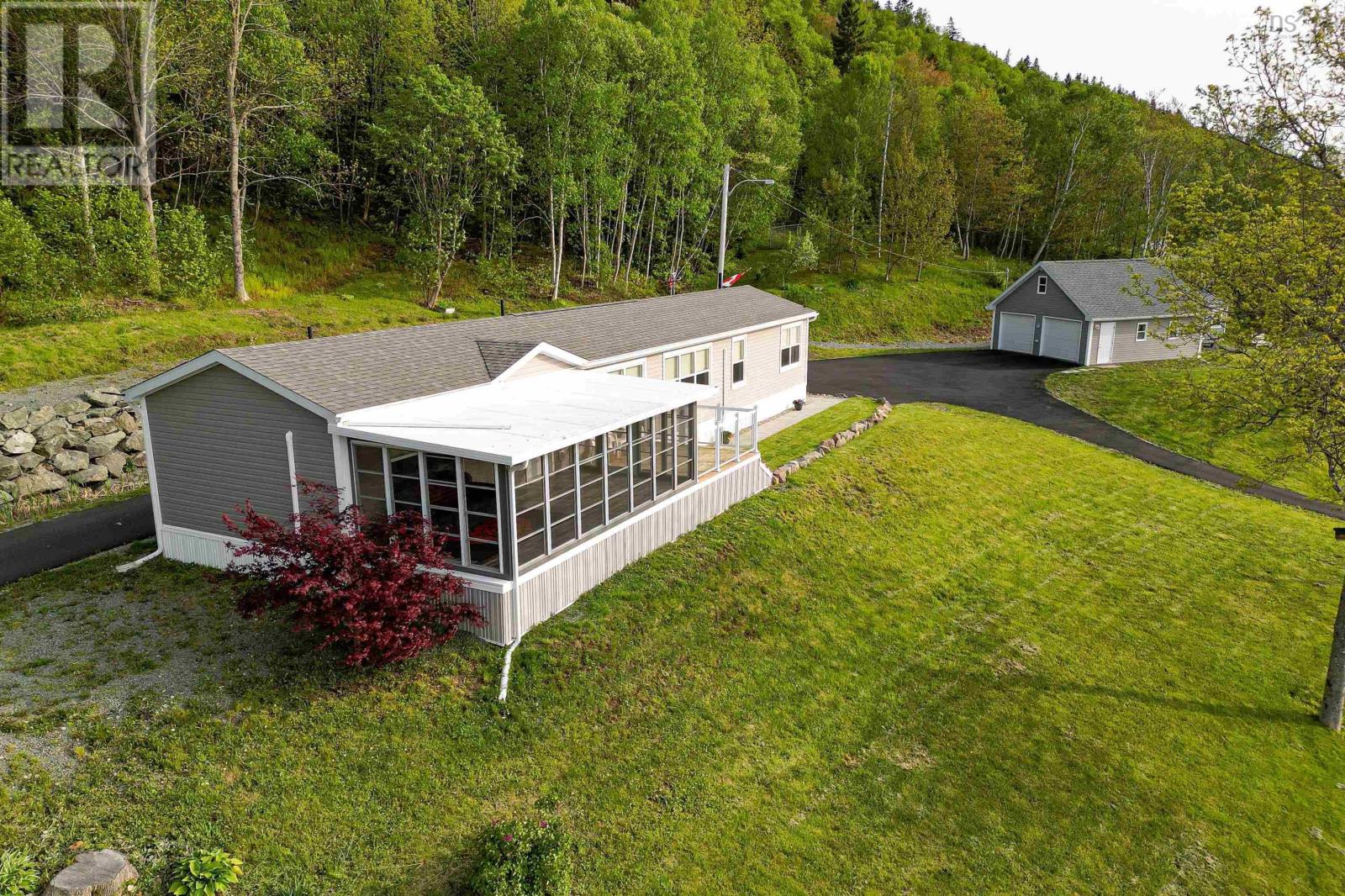 9653 East Bay Highway Property Photo 3