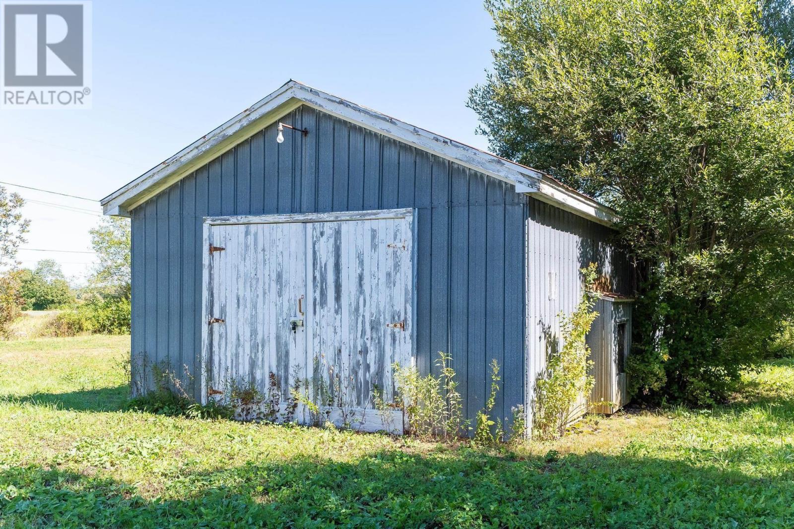 11 Middle Road Property Photo 3