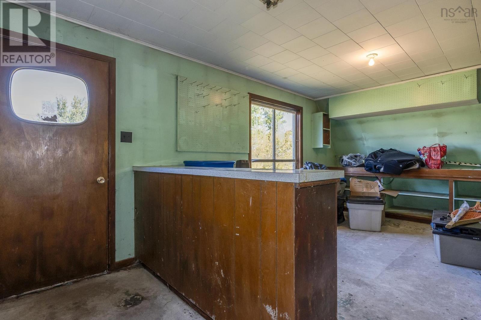 11 Middle Road Property Photo 4
