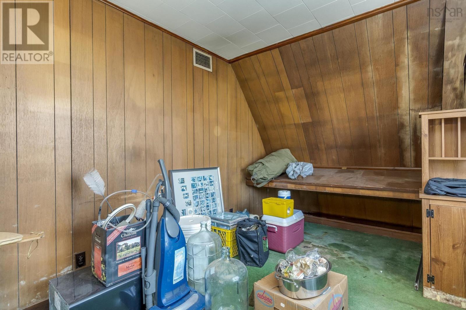 11 Middle Road Property Photo 8