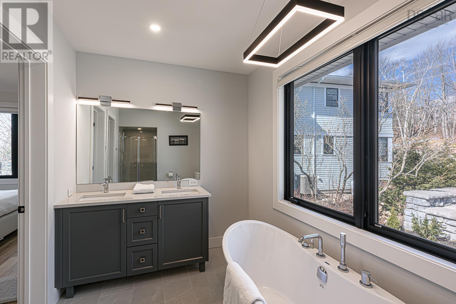 1160 Rockcliffe Street Property Photo 34