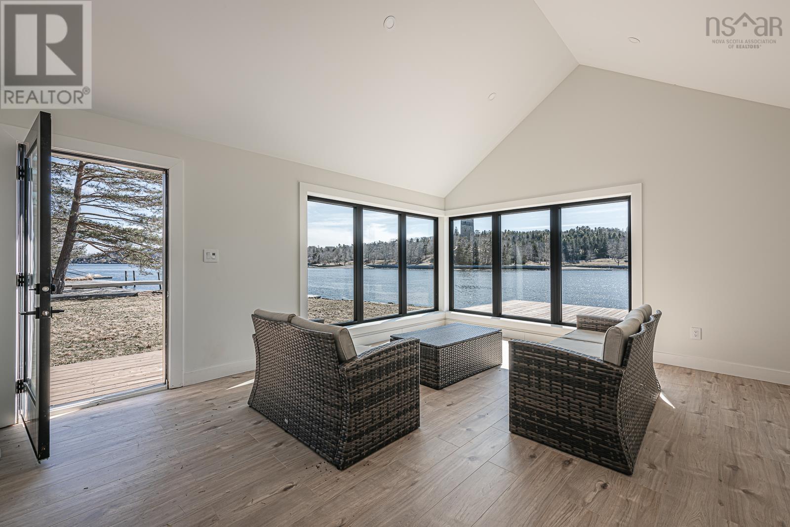 1160 Rockcliffe Street Property Photo 47