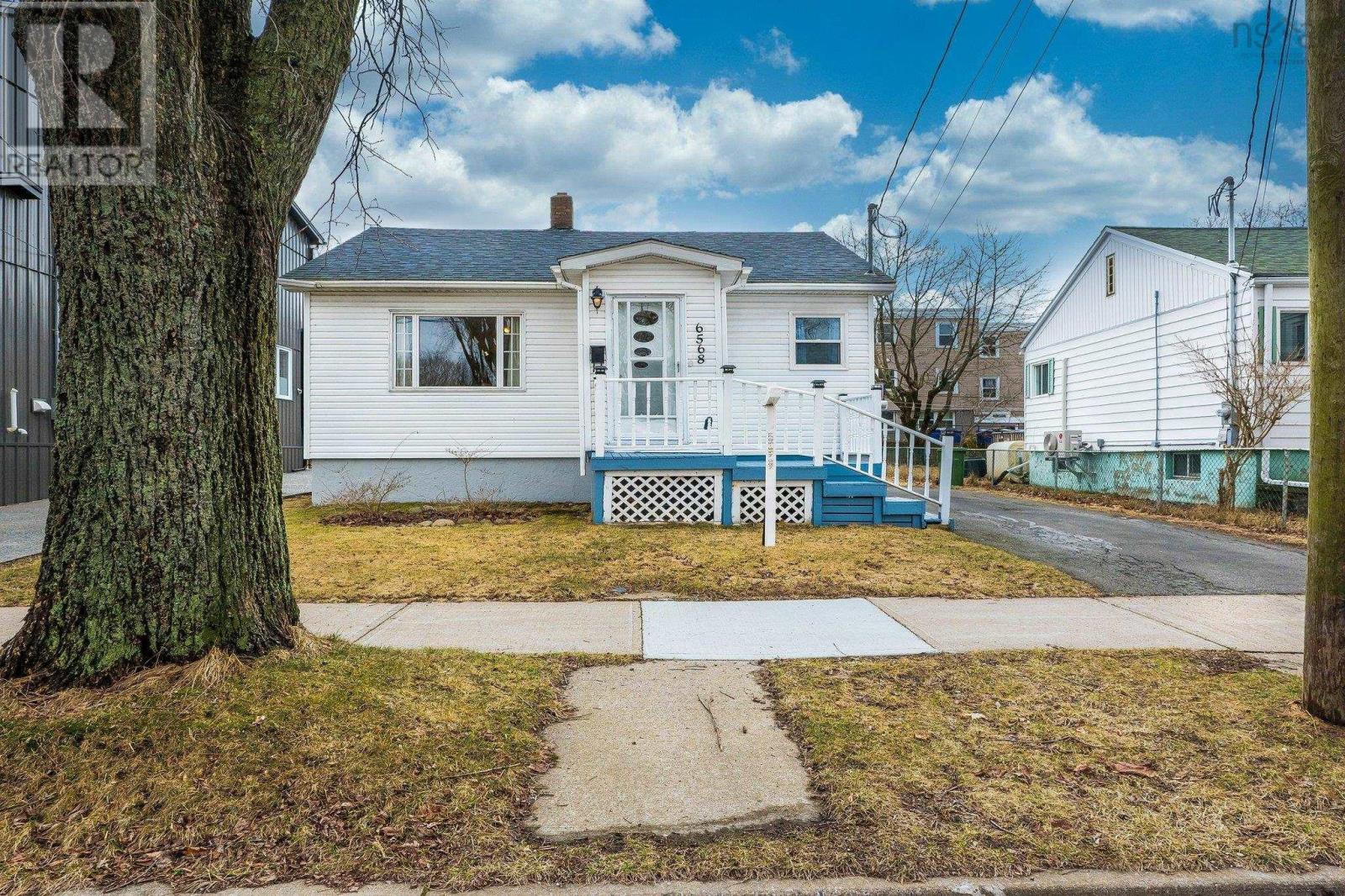 6568 Roslyn Road Property Photo 1