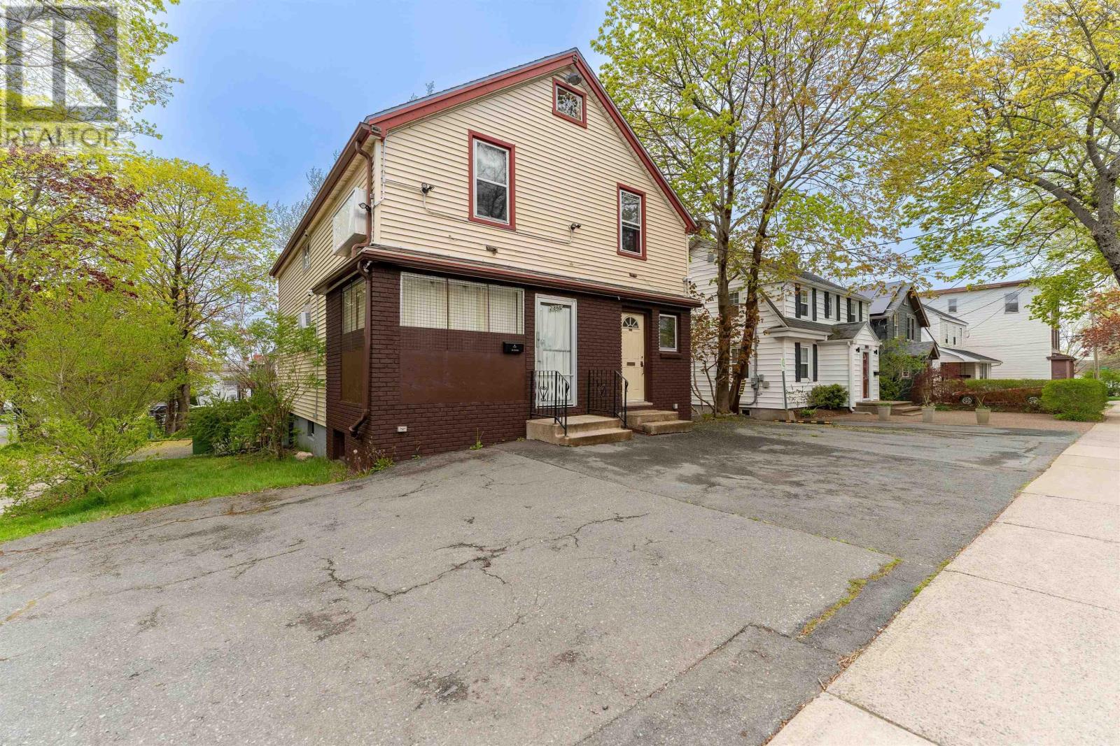 2860 Oxford Street Property Photo 4