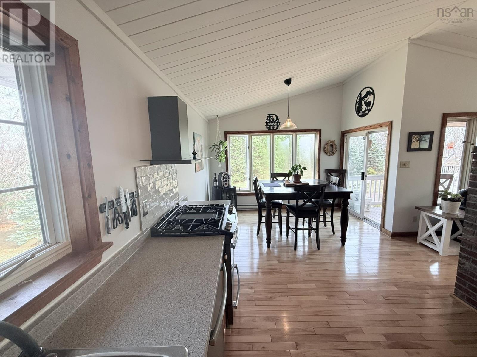 652 East Earltown Road Property Photo 10