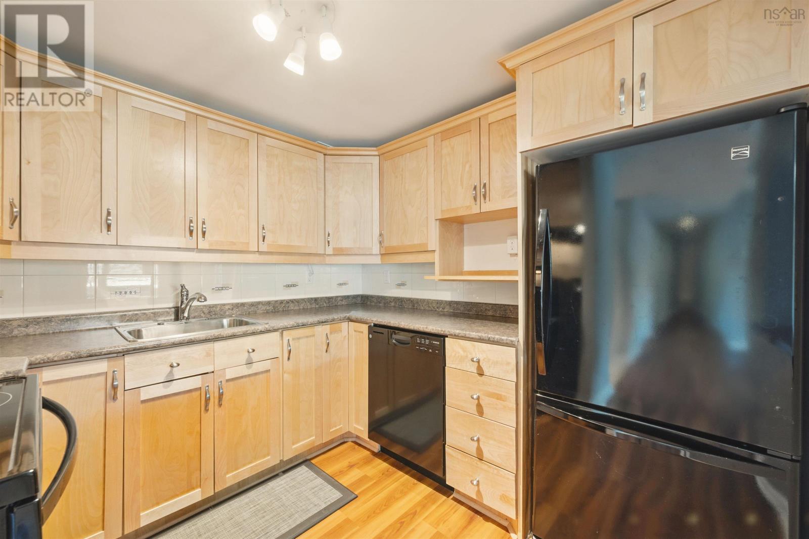 112 1350 Oxford Street Property Photo 18