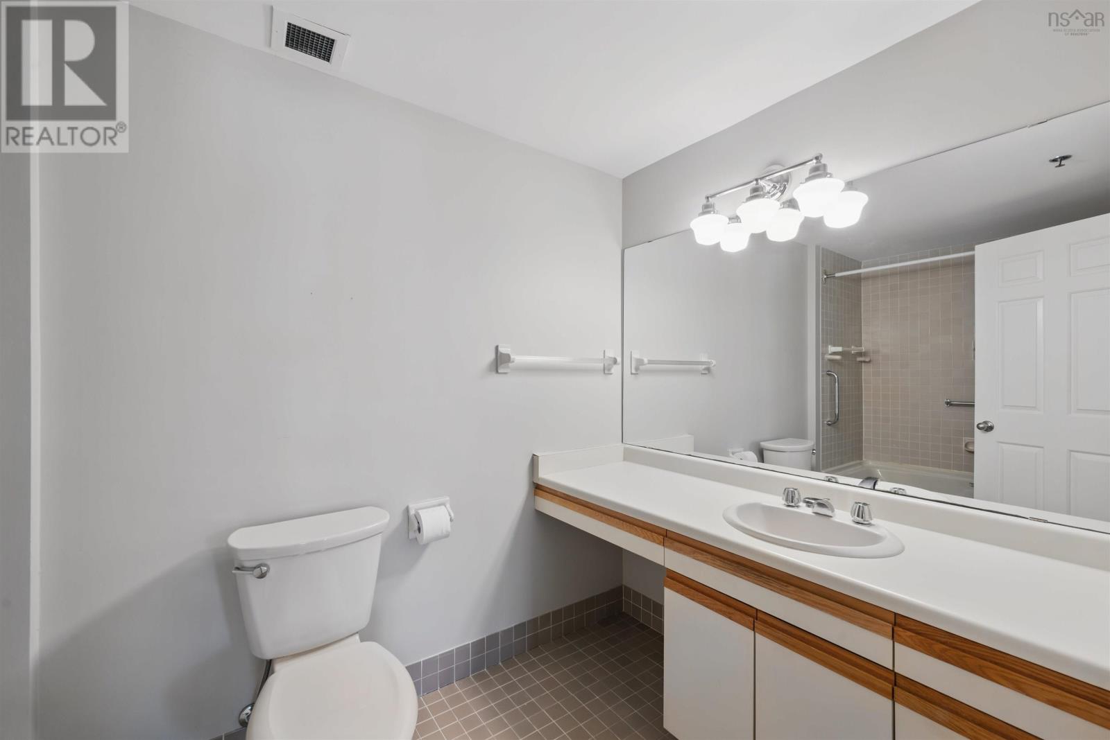 112 1350 Oxford Street Property Photo 36