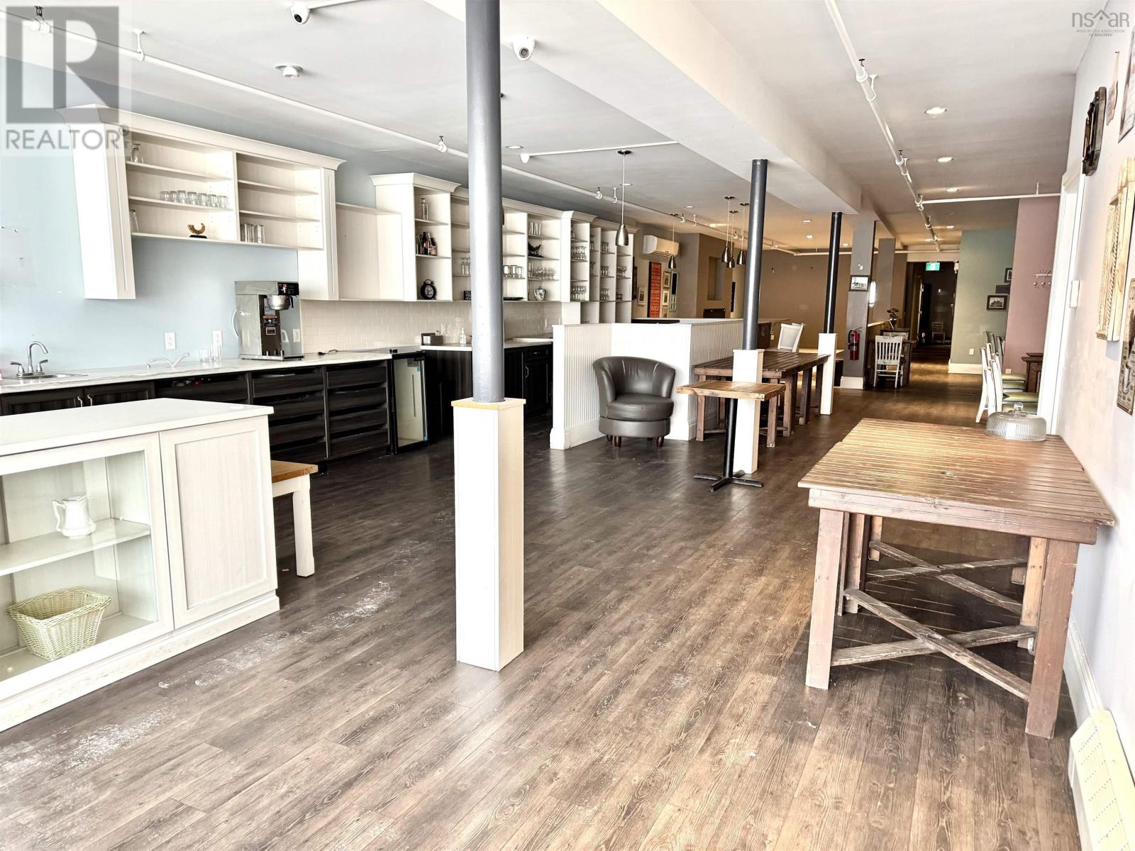 195 Commercial Street Property Photo 6