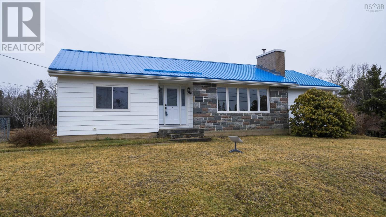 21057 Highway 7 Property Photo 1
