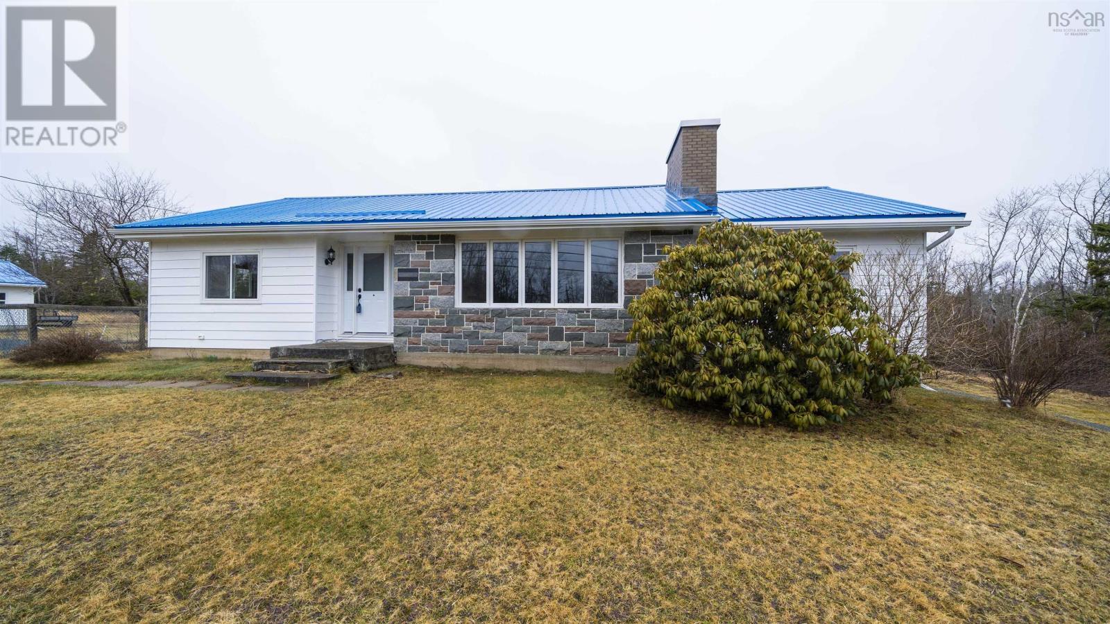 21057 Highway 7 Property Photo 2