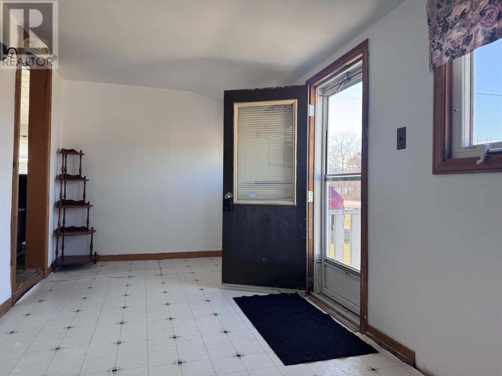 568 Dingwall Road Property Photo 2