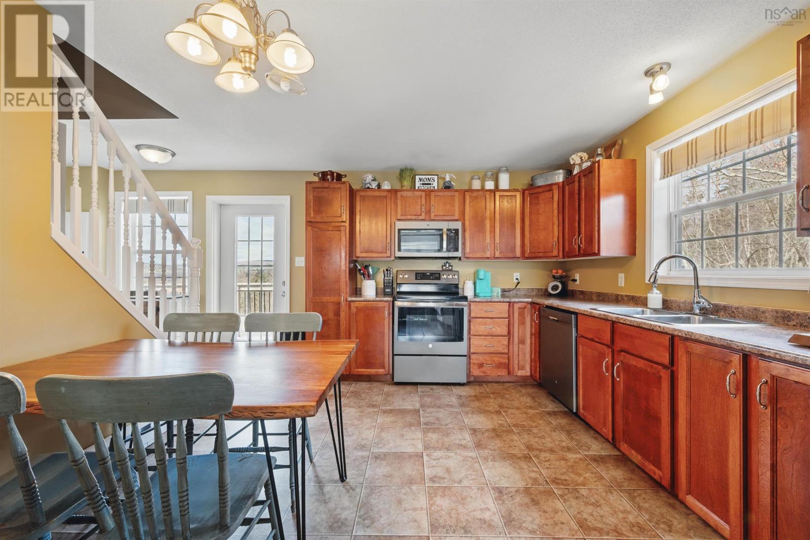 32 Avonview Property Photo 4